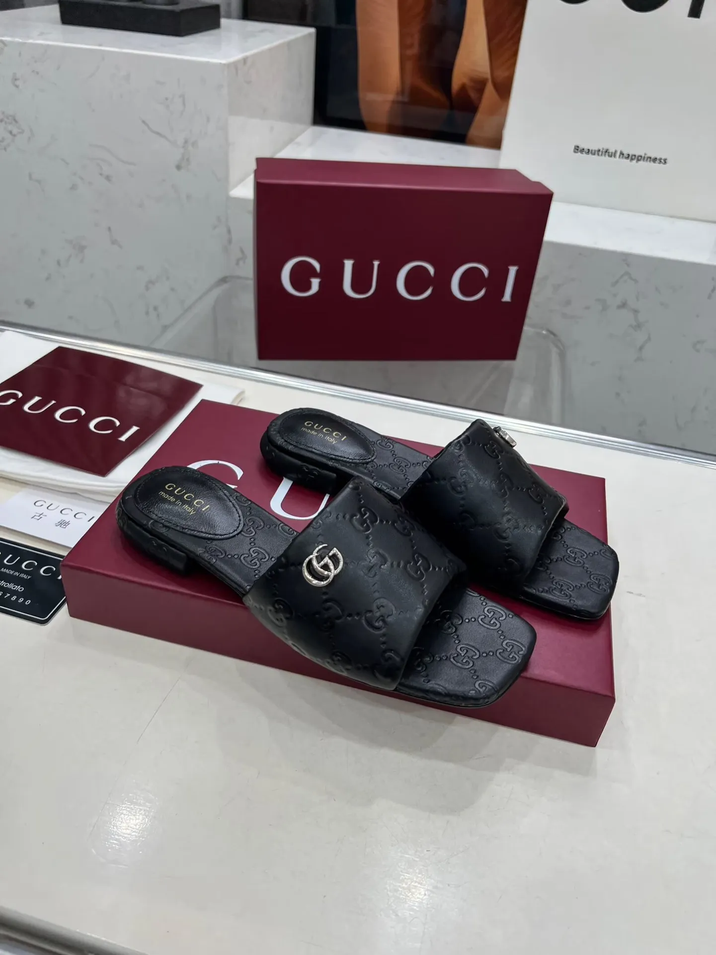 👟👟Ex-factory price 440👟👟 Gucci Double G slippers, a fashionable, high-end and full of personality✅ Very stable, comfortable and durable, convenient and unique for daily matching, a must-have classic for summer, the upper is made of GUCCI 3D embossed, genuine leather outsole Fabric: cowhide Lining/foot pad: sheepskin Color: black, white, brown, burgundy Code number: 35-42 (41 and 42 need to be customized) Packaging: Comes with cloth bag and card.